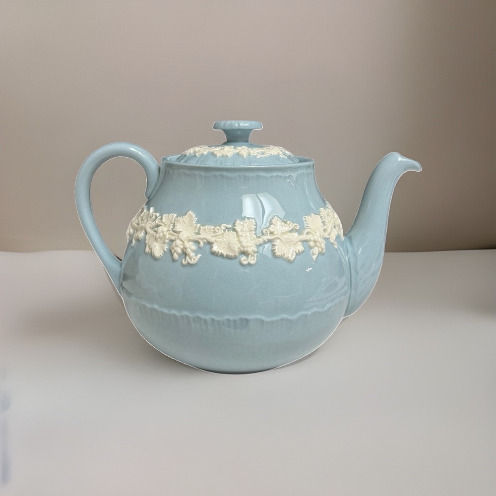 WEDGWOOD Cream on Lavender TEAPOT & LID Shell Edge Tea Pot Queensware